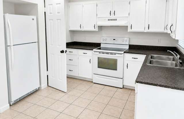 2Br, 1 bath half Duplex - nice house with fenced in yard Gallery 3