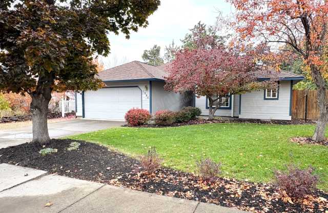 3 Bedroom Home with New Carpet & Great Backyard Gallery 1