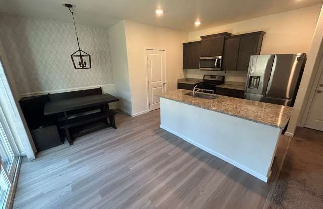 Beautiful 4-Bedroom Home in NW McMinnville – Fenced Yard & Landscaping Included! Gallery 4