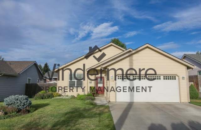 236 NE Flowers Lane **Yardcare Included with Rent** - 236 Northeast Flowers Lane, College Place, WA 99324