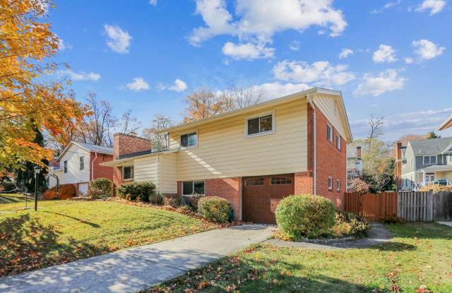 Beautiful Bethesda 4 level Split-3 bed + 2.5 Ba Deck Fenced Yard!! photos photos Beautiful Bethesda 4 level Split-3 bed + 2.5 Ba Deck Fenced Yard!! photos photos