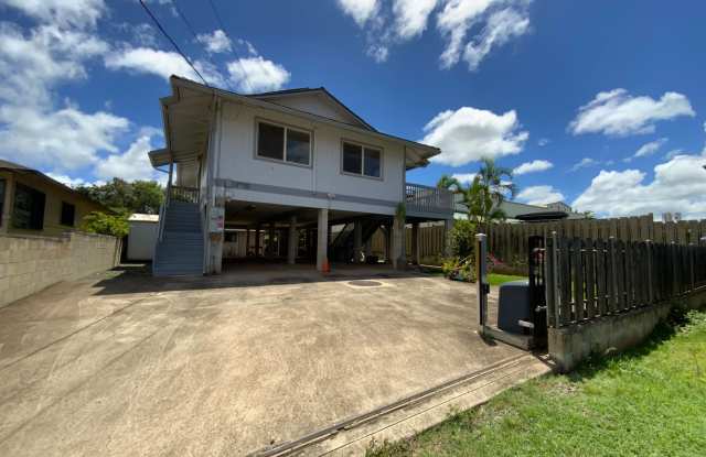 3 Bedroom, 2 Bathroom House with Large Carport in the Heart of Haleiwa Town Gallery 3