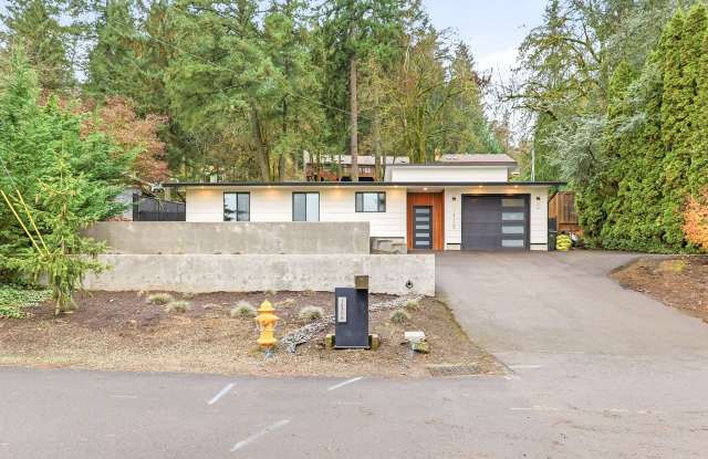 Stunning 4 Bedroom/2 Bathroom West Linn Retreat with Designer Firepit  Gorgeous Views! - 18308 Upper Midhill Drive, West Linn, OR 97068