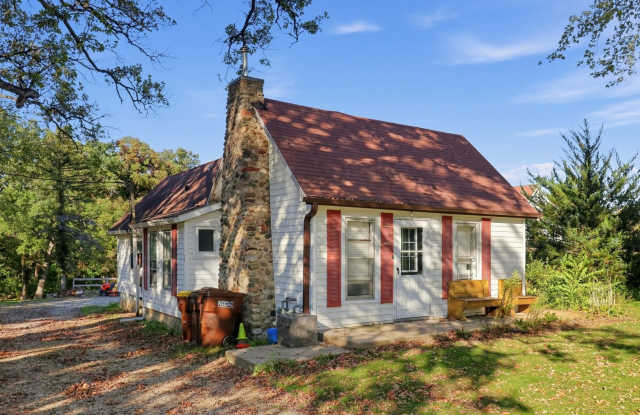 Charming 2BR House in Crystal Lake Gallery 1