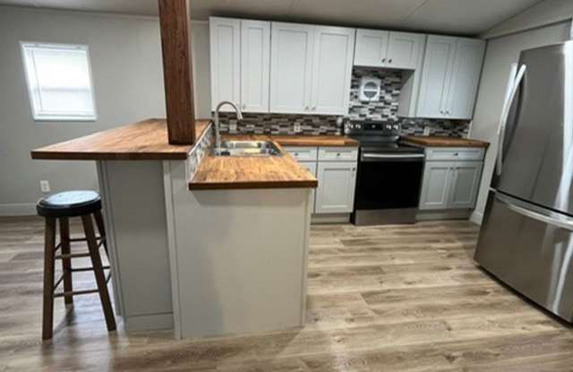 2/1 Renovated Manufactured Home w/ Bonus Room Gallery 4