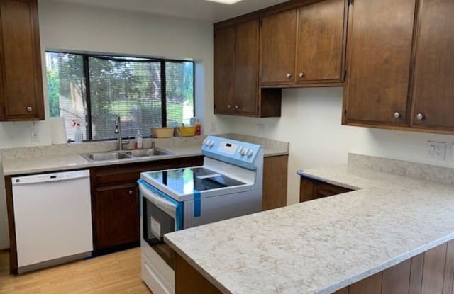 527 S Citrus Ave - 527 South Citrus Avenue, Escondido, CA 92027