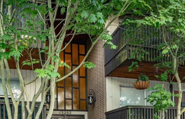 13202 JUST BLOCKS TO CARKEEK PARK AND CENTRALLY LOCATED Gallery 3