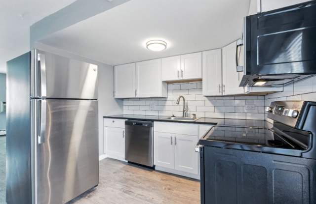 Beautifully Remodeled 2 Bedroom with W/D, A/C and Parking Gallery 1