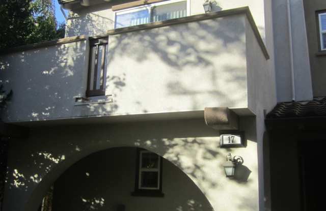 SPACIOUS 3 BEDROOM, 3.5 BATHROOM TOWNHOUSE IN AN EXCELLENT LOCATION. GARAGE. LAUNDRY. BALCONY. A TRUE MUST SEE!!! photos photos