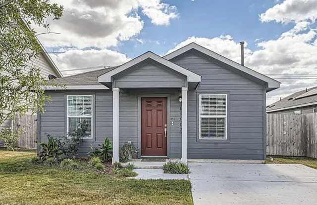 3 bed 2 bath house with a fenced in backyard photos photos