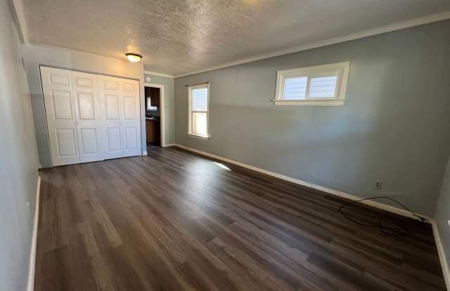 Quiet neighborhood -Cute Single Family Home Gallery 4