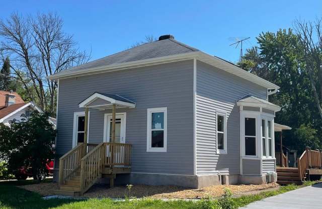 VIDEOTOUR: Refurbished! Large 2-story Charmer. Big Yard! PETS WELCOME - 398 Walnut Street, Menasha, WI 54952