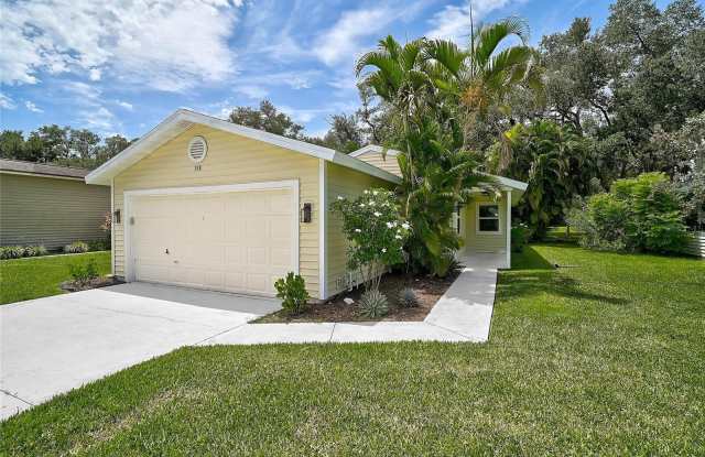 358 BEARDED OAKS Circle Gallery 1