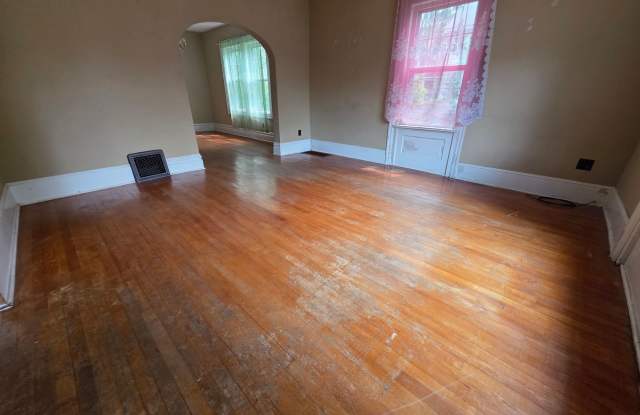 $1295 |3Bd 2Ba| 434 Niagara Street | Available 06/01/2027 Gallery 4