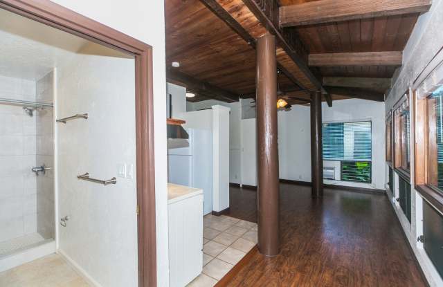 Pole House - studio unit - $1,700 per month includes electricity, sewer and water Gallery 3