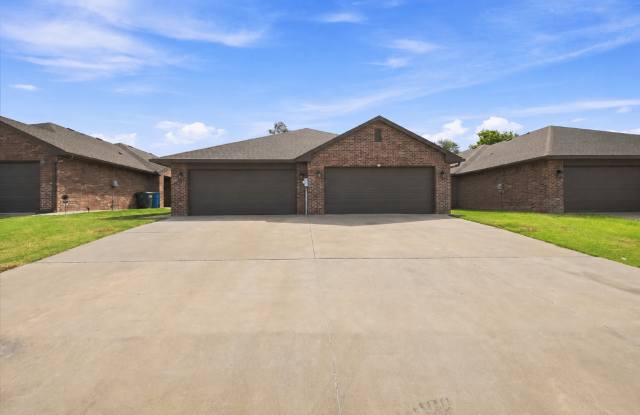 * MOVE IN SPECIAL * 3 Bedroom 2 Bath 2 Car Garage - Edmond Schools Close to Downtown Edmond photos photos