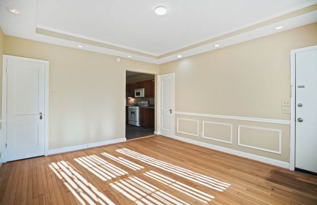 Spacious & Bright 1br + Den Just 2 Blocks From Stadium Armory in Kingman Park! Gallery 4