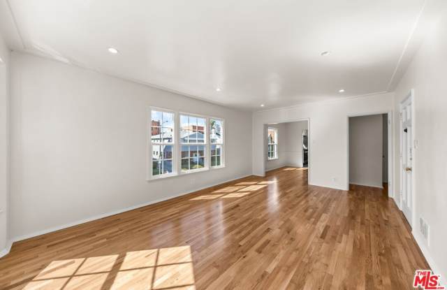 642 1/2 S Dunsmuir Ave Gallery 4