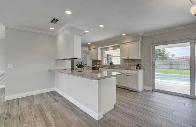 798 SW 15th Avenue photos photos