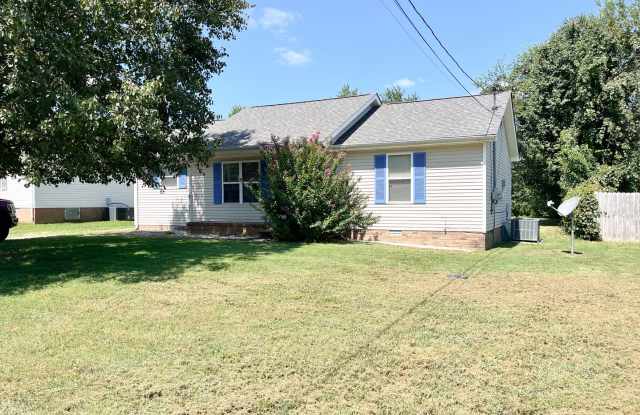 3 Bedroom 2 Bathroom Home in Well Established Neighborhood! Gallery 1