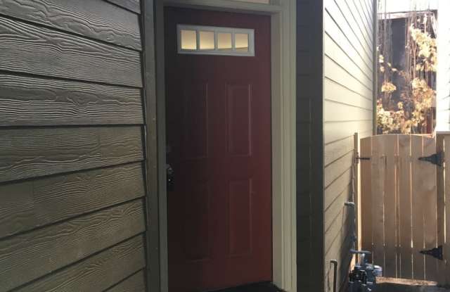 Three Bedrooms Plus Loft! Centrally located! Gallery 3