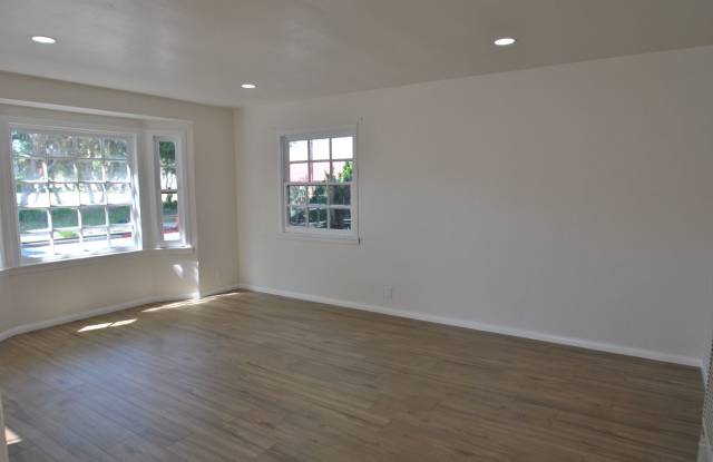 Signal Hill 1-Bedroom Back House with Side Yard, Patio & Washer/Dryer Hookups Gallery 4