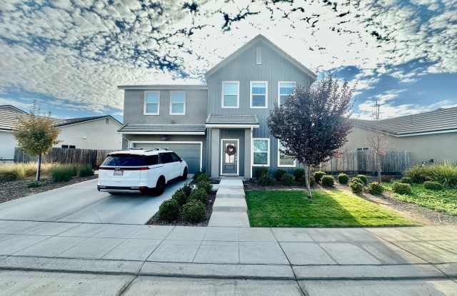 Newly-Built 5 Bedroom Home In Riverstone Community Gallery 1