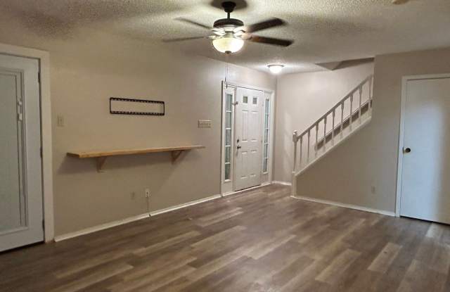 Charming 2 Bed, 1.5 Bath Townhouse in Lafayette! Gallery 3