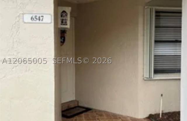 6547 NW 170th Ter Gallery 3