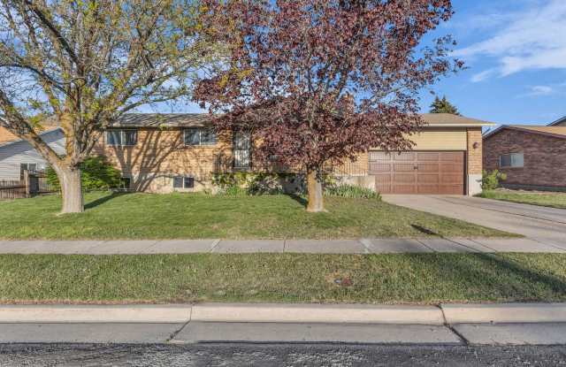Spacious 5 Bed in Riverdale with Large Yard photos photos