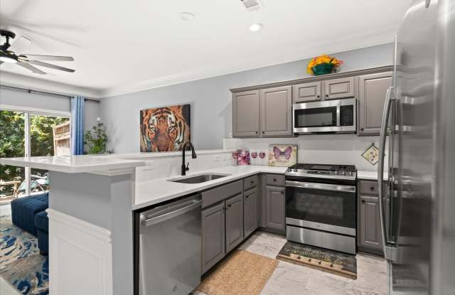 Renovated 2BR Townhome | Dual Ensuite Bedrooms Gallery 3
