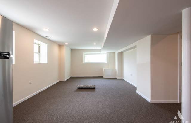 3301 N Kilbourn Avenue Gallery 4