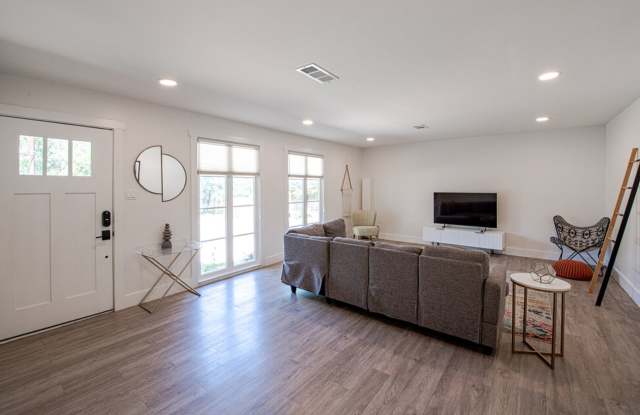 **THREE WEEKS FREE RENT!!** Hidden Gem Near South Congress – 3 Bed / 1 Bath Gallery 4