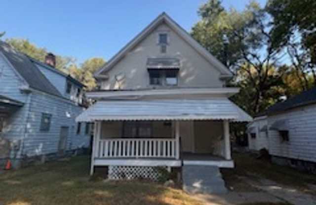3 Bedroom / 2 Bathroom House in Peoria, IL - 1031 East Behrends Avenue, Peoria, IL 61603