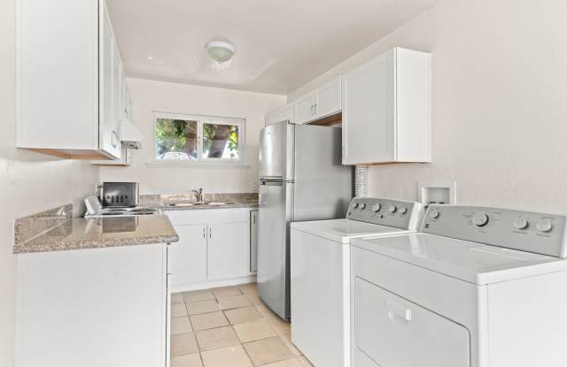 Spacious 4-Bed Oakland Unit w/ In-Unit Laundry & Gated Parking Gallery 4