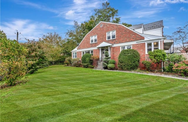 902 Peace Street - 902 Peace Street, Pelham Manor, NY 10803