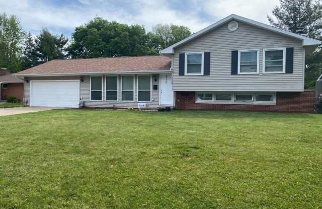 Beautiful 3 bed/2 bath home near Urbana Country Club! - 1608 Golfview Drive, Urbana, IL 61801