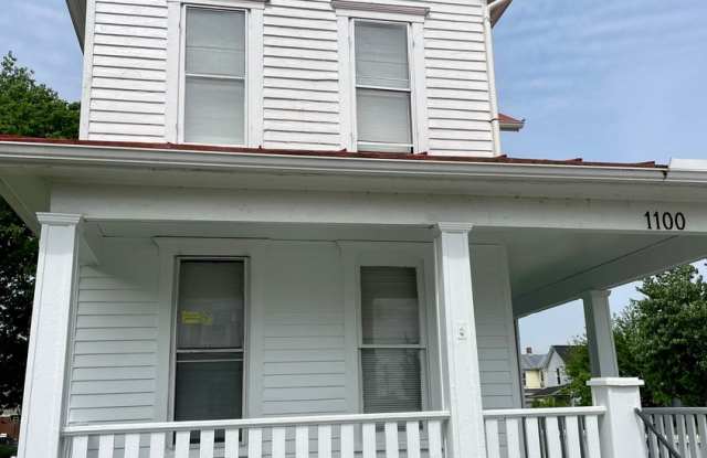 2 Bedroom Home with Garage! Gallery 1