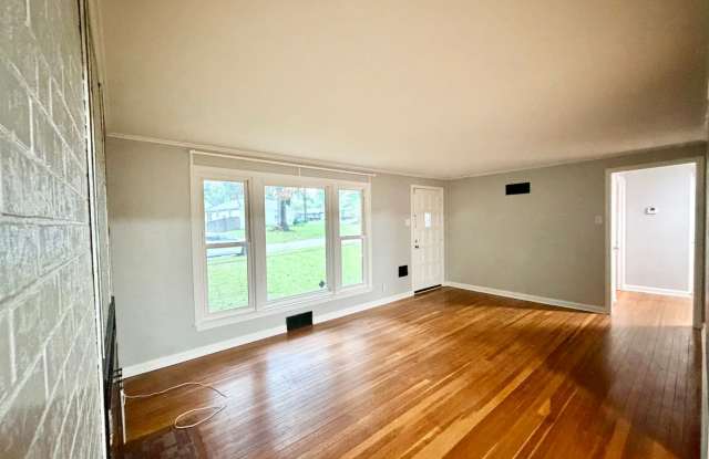 {7047} Ranch with Hardwood Floors and Fresh Paint throughout + Large, Fenced Yard + 1 Car Garage Gallery 4