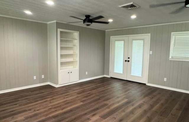 AUGUST PRE-LEASE!  Great 3 Bed/3 Bath Ranch Style Home in Bryan Gallery 4