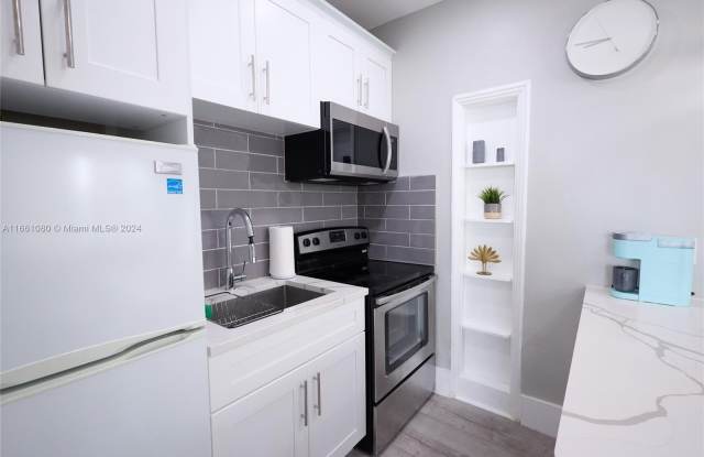 726 8th St - 726 8th Street, Miami Beach, FL 33139