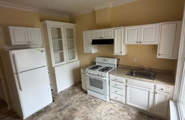 NOW LEASING! Spacious 3-Bedroom Home – Water Included! Gallery 4