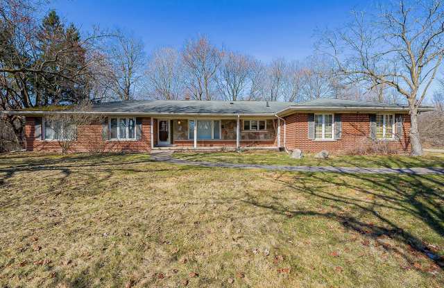 Welcome to this spacious 4 bedroom, 3 bathroom home in the desirable West Bloomfield Neighborhood of Michigan. photos photos