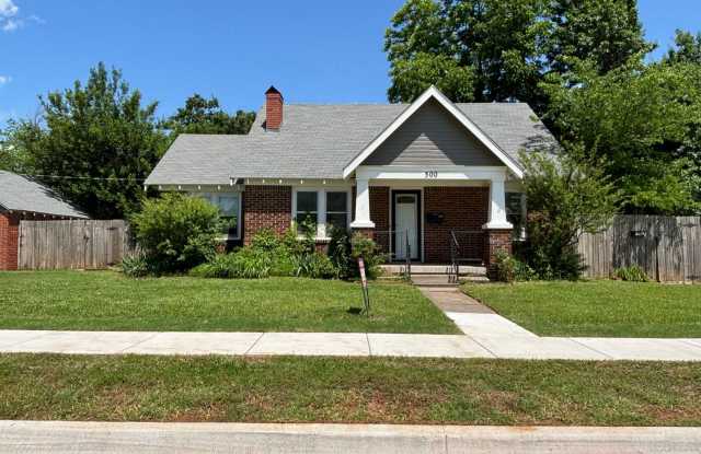 Cute 2 bedroom, 1 bathroom house located next to UCO in Edmond, OK photos photos