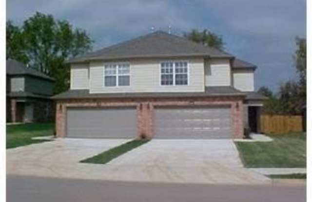 913 Oakwood  LN photos photos