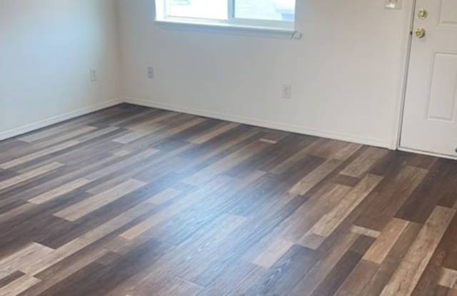 839 S Division # A Gallery 4