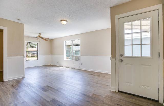 NOW AVAILABLE - Cozy Rental + Affordable Pricing Near Downtown San Angelo! photos photos