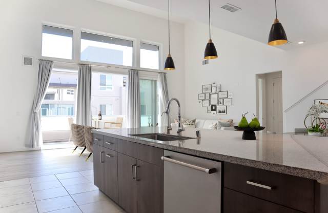 Gorgeous penthouse condo in South Fremont – Resort Like Amenities & Pet Friendly! Gallery 4