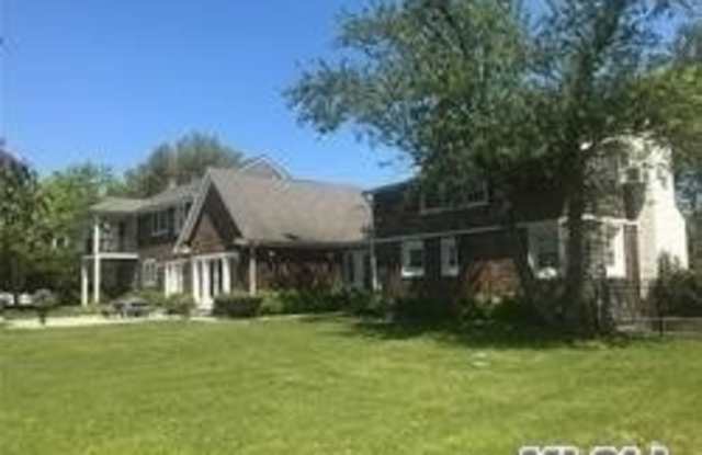 18 Weesuck Avenue - 18 Weesuck Avenue, East Quogue, NY 11942