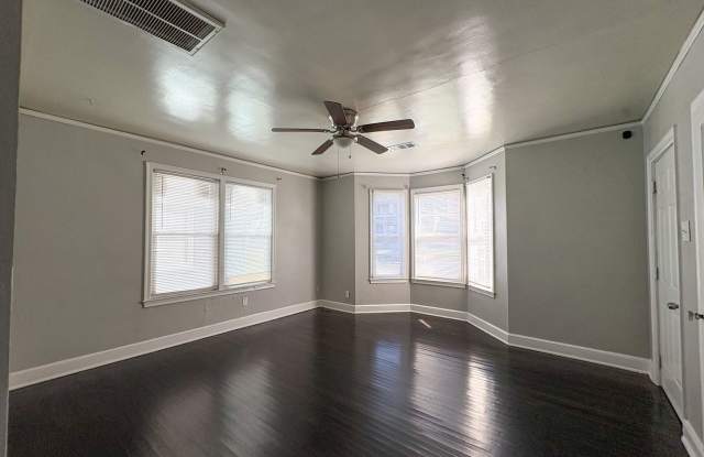 2 bedroom, 1 bath apartment near Overton Park Gallery 4